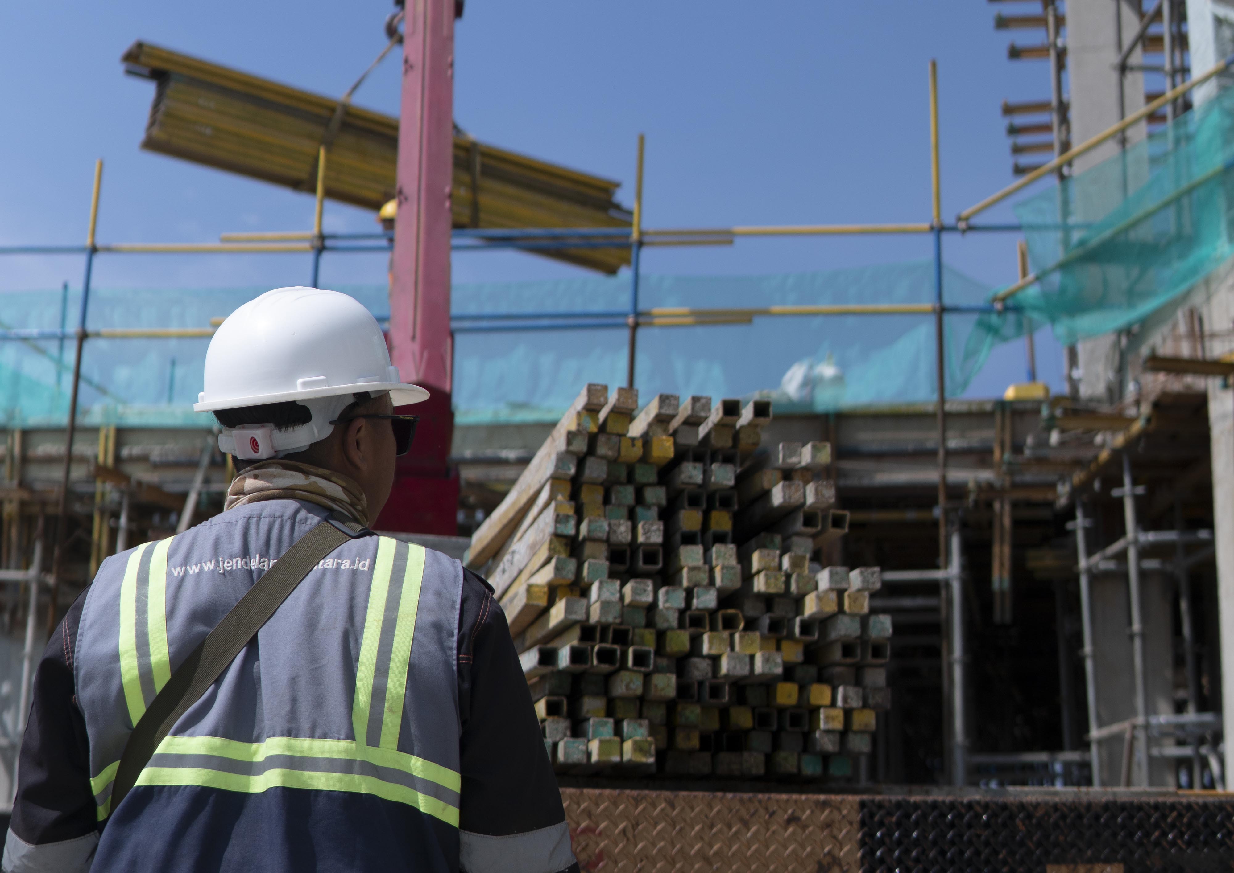 Tim kontraktor JN Design & Build melakukan pengawasan proyek konstruksi profesional Tim kontraktor JN Design & Build melakukan pengawasan proyek konstruksi profesional